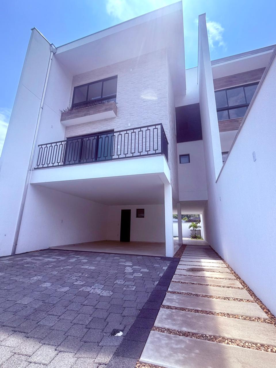 Triplex com 3 Suítes e Piscina